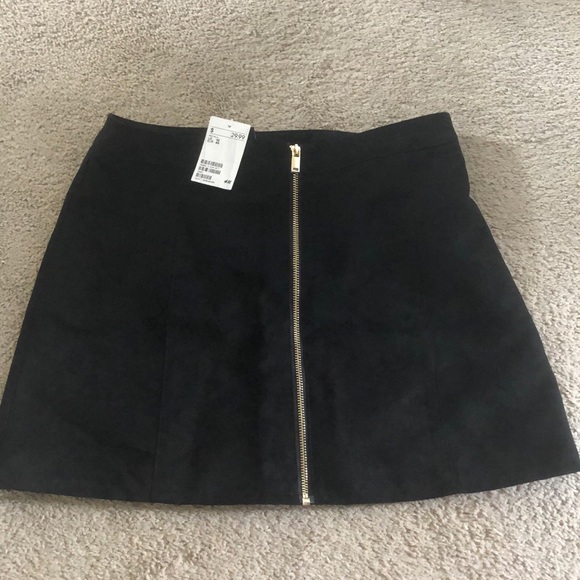 H&M black skirt brand new. A-line skirt with zip - Picture 1 of 3